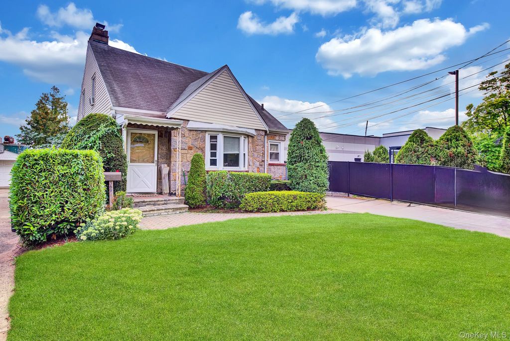 569 Greenway E, West Hempstead, NY 11552 — photo 3
