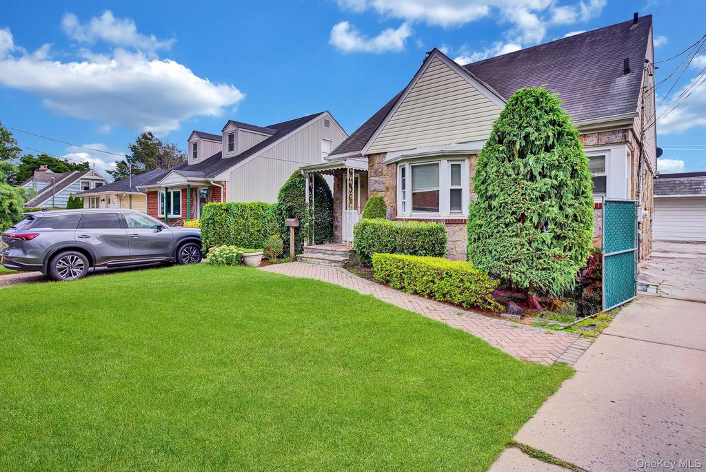 569 Greenway E, West Hempstead, NY 11552 — photo 4