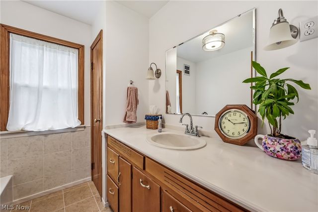 712 Champion Avenue E, Warren, OH 44483