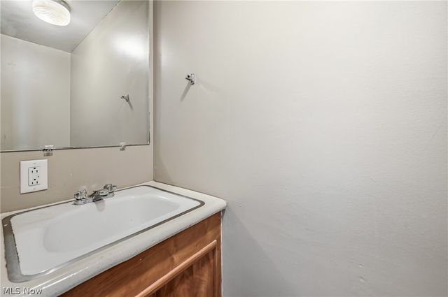 712 Champion Avenue E, Warren, OH 44483