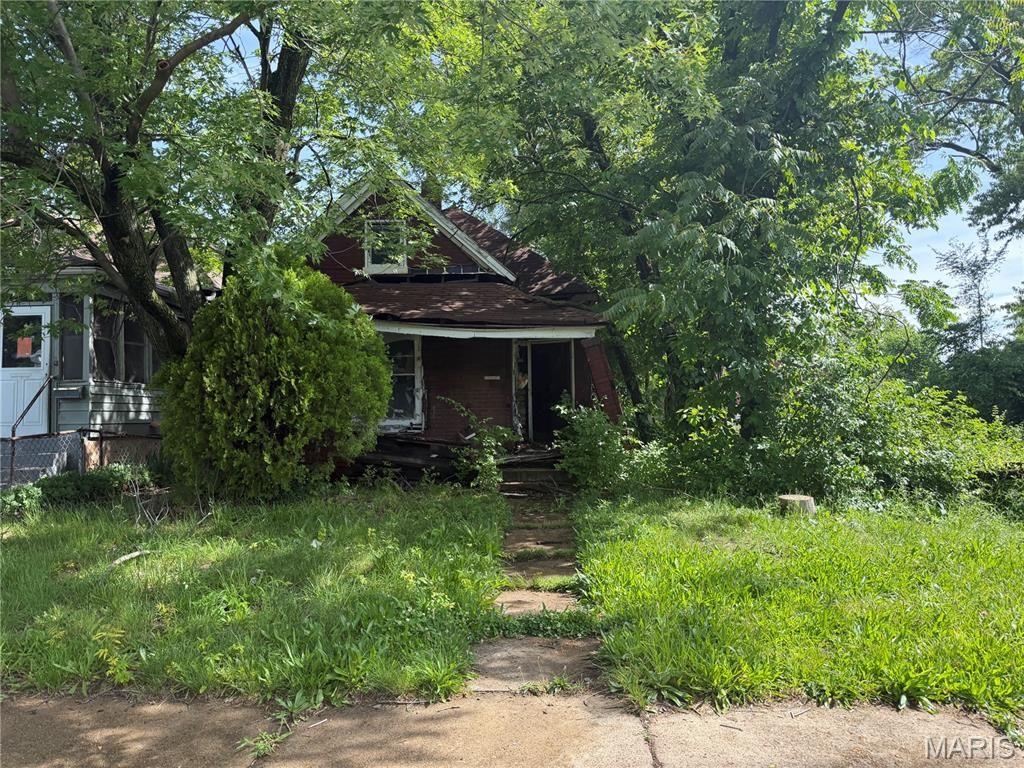 5649 Roosevelt Place, St Louis, MO 63120