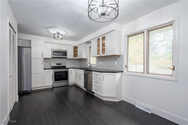 4859 Delevan Drive, Lyndhurst, OH 44124