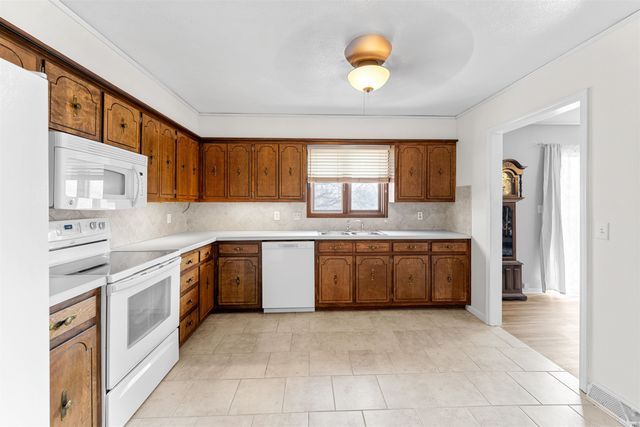 449 Regent Rd, Salina, KS 67401