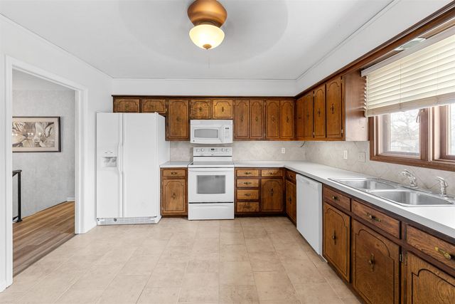 449 Regent Rd, Salina, KS 67401