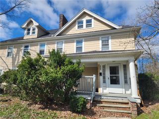 2060 Rossmoor Road, Cleveland Heights, OH 44118