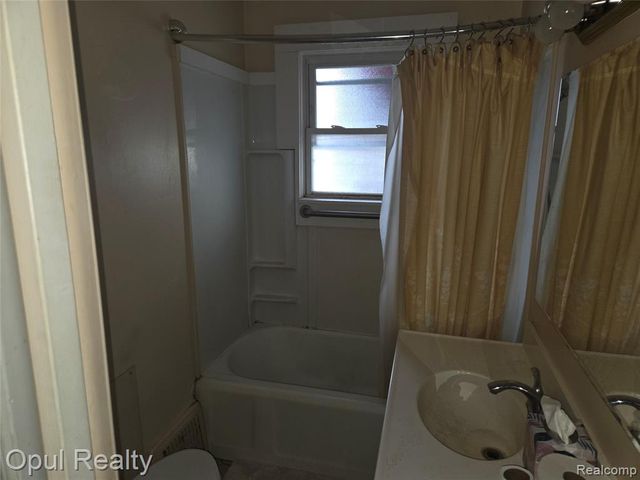 35312 Chestnut Street, Wayne, MI 48184