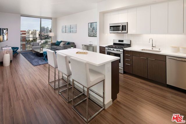 3033 Wilshire Avenue PH1705, Los Angeles, CA 90010