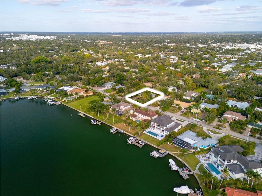 Image 11 of property listing at 3705 TANGIER TERRACE, Sarasota, FL 34239