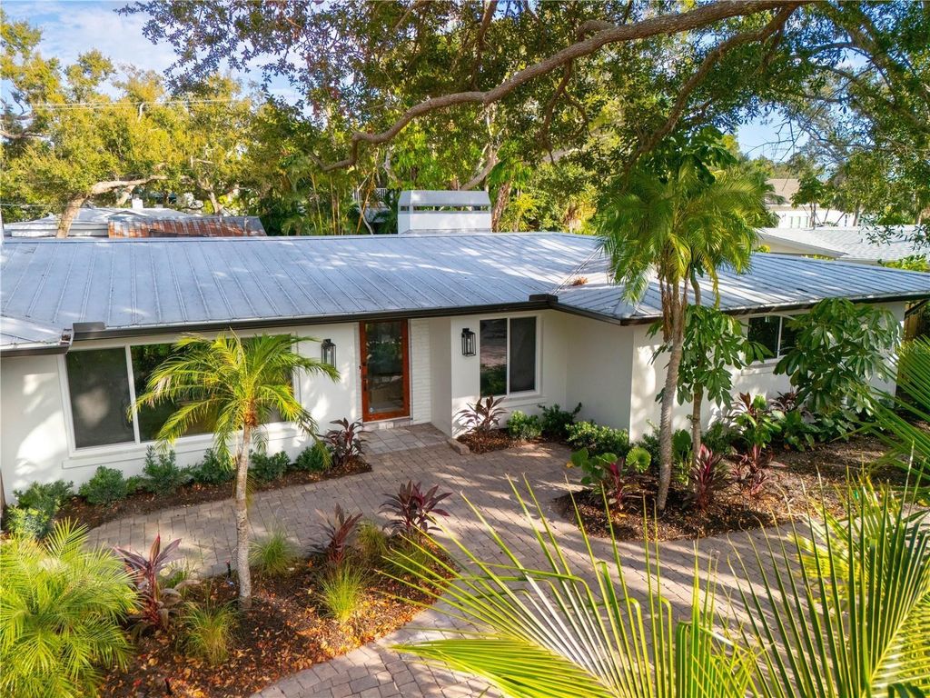 Image 4 of property listing at 3705 TANGIER TERRACE, Sarasota, FL 34239