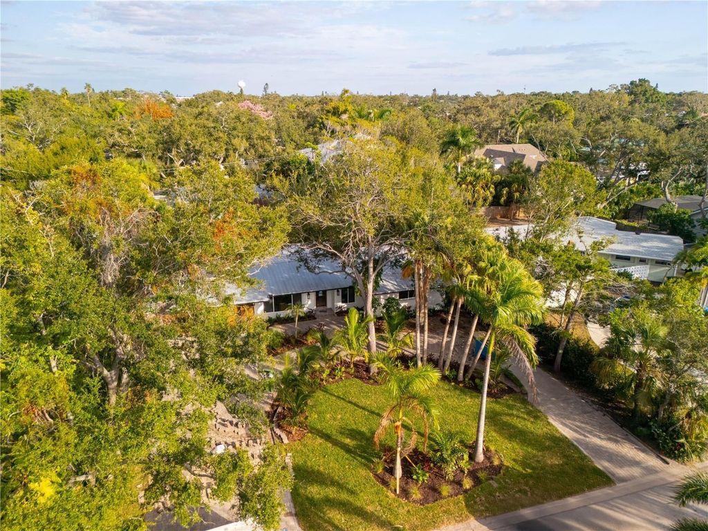 Image 10 of property listing at 3705 TANGIER TERRACE, Sarasota, FL 34239