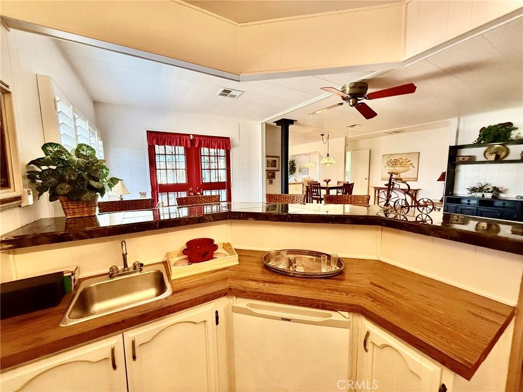 Image 11 of property listing at 7501 Palm 100, Yucca Valley, CA 92284