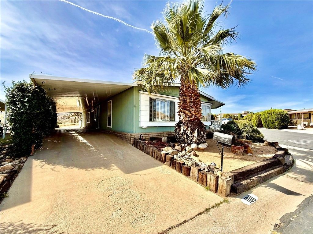 Image 2 of property listing at 7501 Palm 100, Yucca Valley, CA 92284