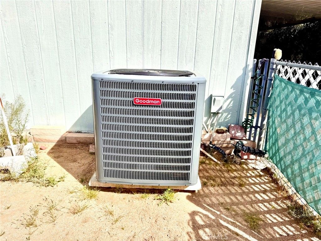 Image 65 of property listing at 7501 Palm 100, Yucca Valley, CA 92284