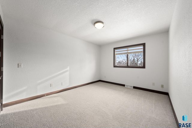 4500 S Tomar Rd Road, Sioux Falls, SD 57105