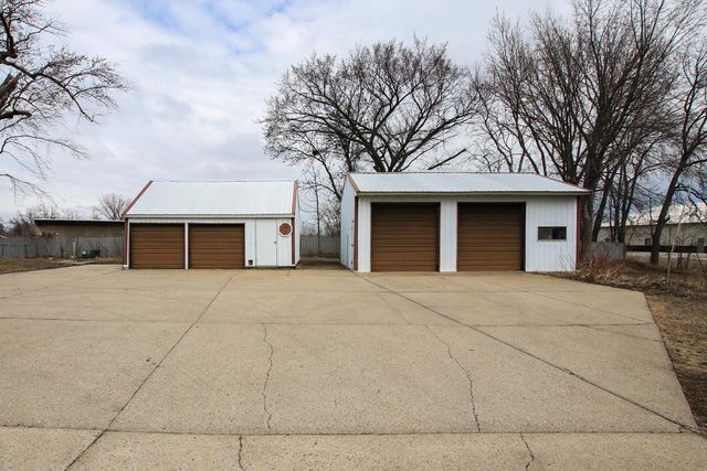 321 Highway 7 E, Hutchinson, MN 55350