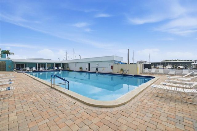 4908 38TH WAY S 401, St Petersburg, FL 33711