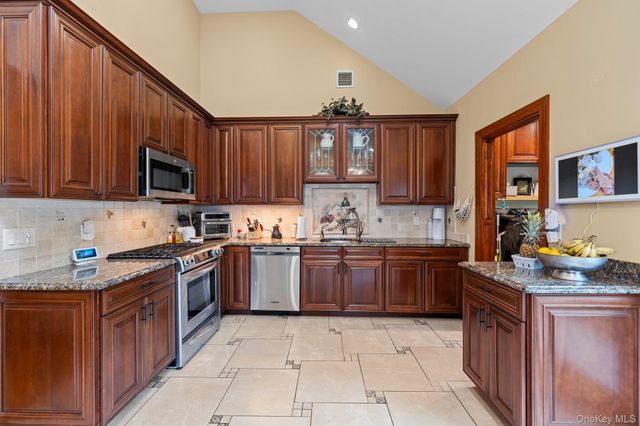 821 Peconic Street, Ronkonkoma, NY 11779