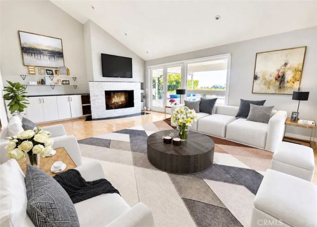 16972 Oak View Drive, Encino, CA 91436