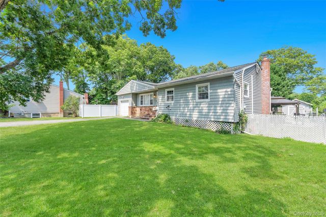 437 Commack Road, Islip, NY 11751