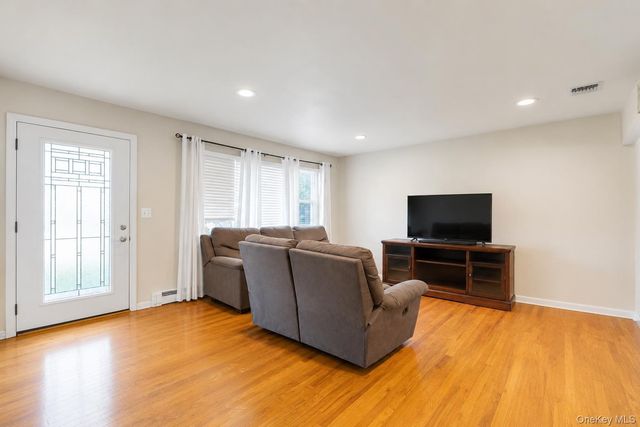 437 Commack Road, Islip, NY 11751