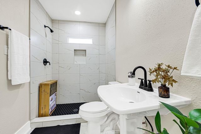 9434 E Avenue K, Houston, TX 77012