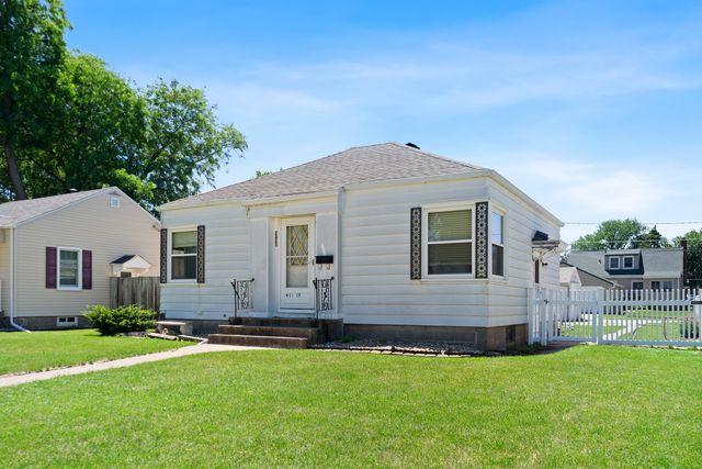 2323 W Lombard Street, Davenport, IA 52804