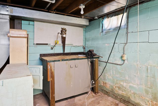 2323 W Lombard Street, Davenport, IA 52804