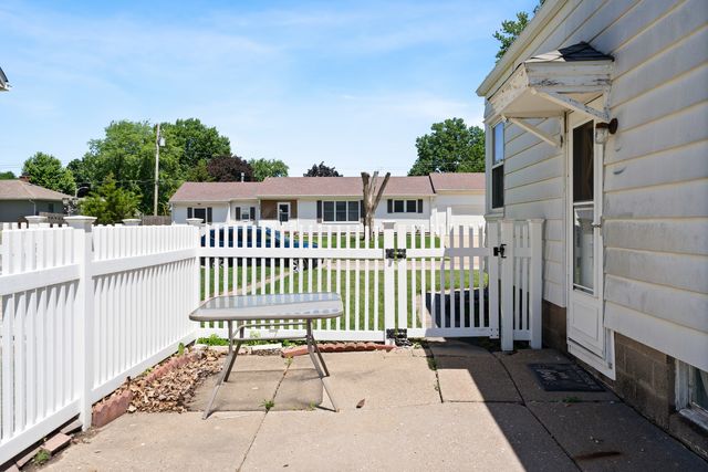 2323 W Lombard Street, Davenport, IA 52804