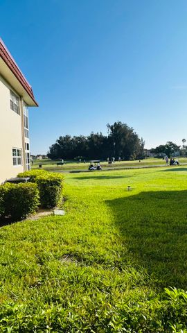 40 WOODLAND Drive 105, Vero Beach, FL 32962