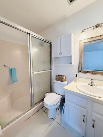 40 WOODLAND Drive 105, Vero Beach, FL 32962