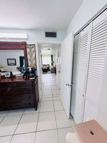40 WOODLAND Drive 105, Vero Beach, FL 32962