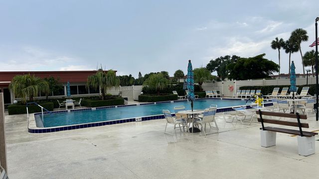 40 WOODLAND Drive 105, Vero Beach, FL 32962