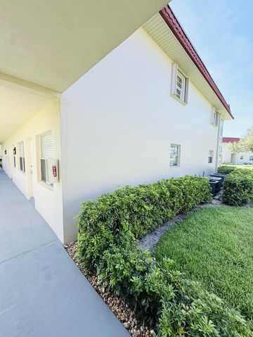 40 WOODLAND Drive 105, Vero Beach, FL 32962