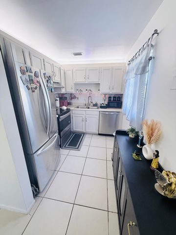 40 WOODLAND Drive 105, Vero Beach, FL 32962