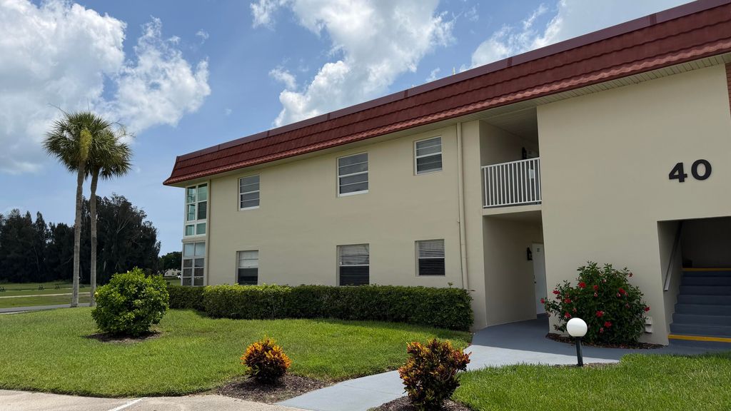 40 WOODLAND Drive 105, Vero Beach, FL 32962