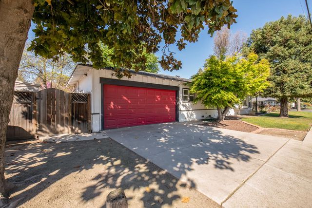 1301 W Beverly Drive, Visalia, CA 93277