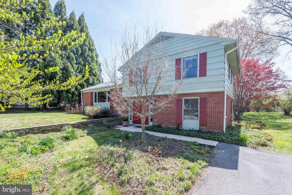 Image 2 of property listing at 9221 SPRING VALLEY RD, Ellicott City, MD 21043