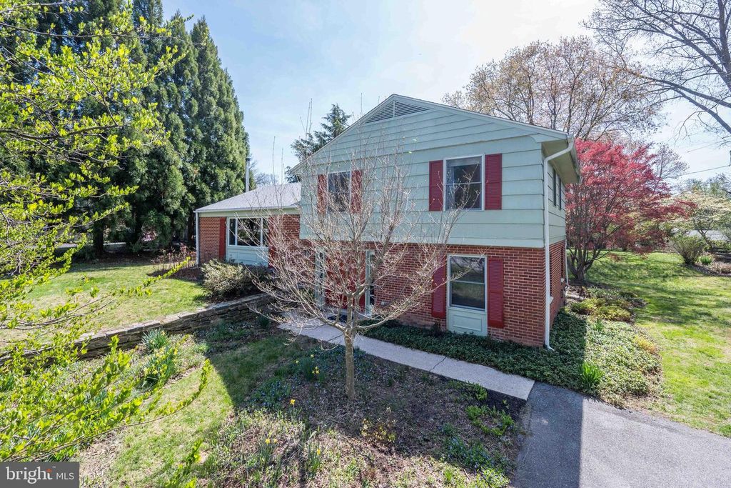 Image 3 of property listing at 9221 SPRING VALLEY RD, Ellicott City, MD 21043