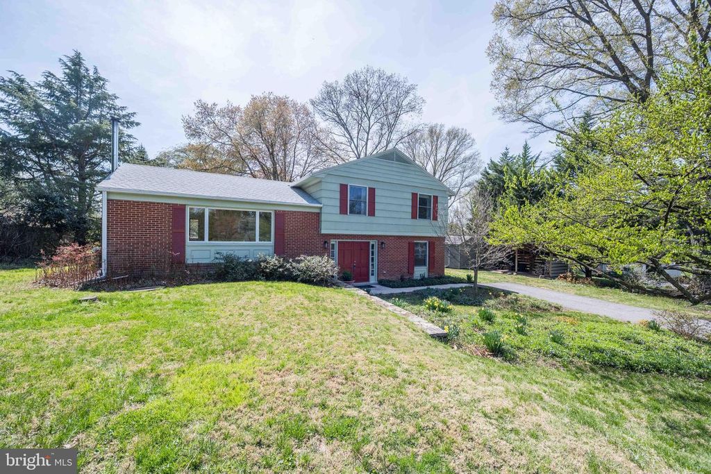 Image 4 of property listing at 9221 SPRING VALLEY RD, Ellicott City, MD 21043