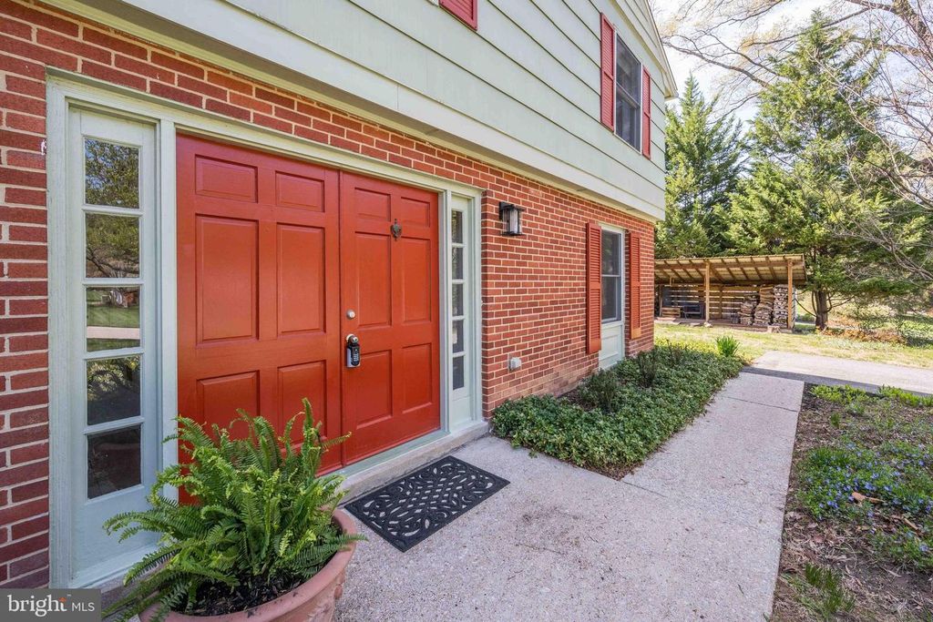 Image 5 of property listing at 9221 SPRING VALLEY RD, Ellicott City, MD 21043