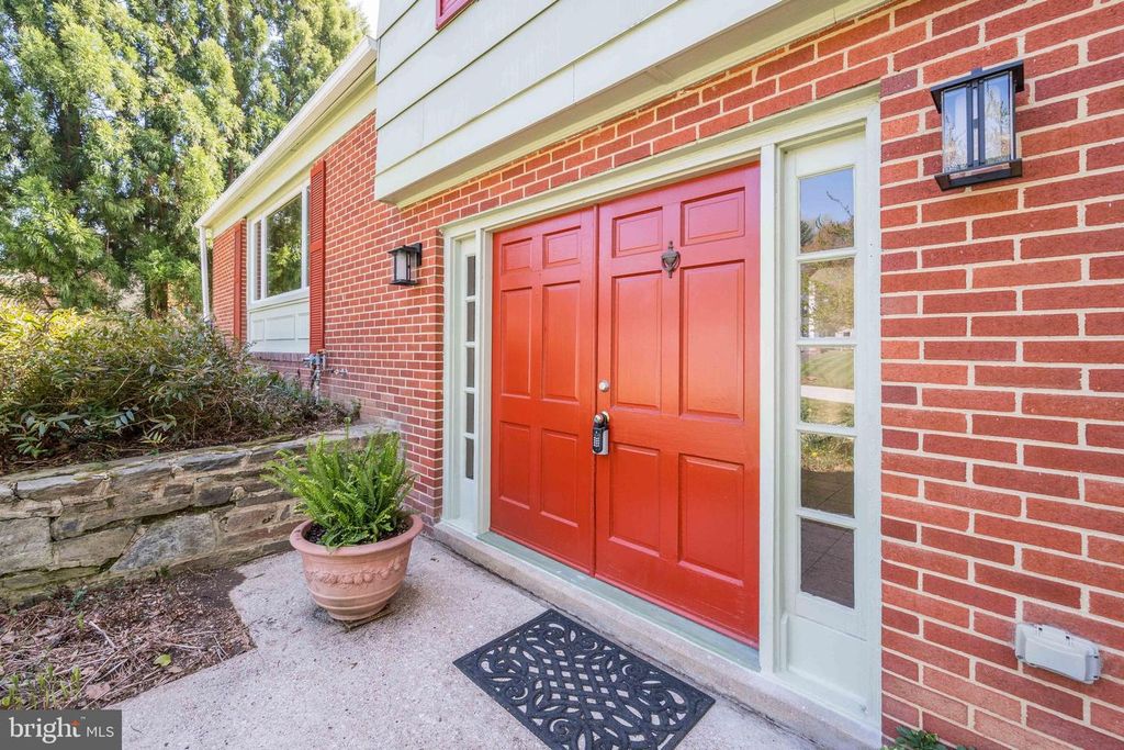 Image 6 of property listing at 9221 SPRING VALLEY RD, Ellicott City, MD 21043