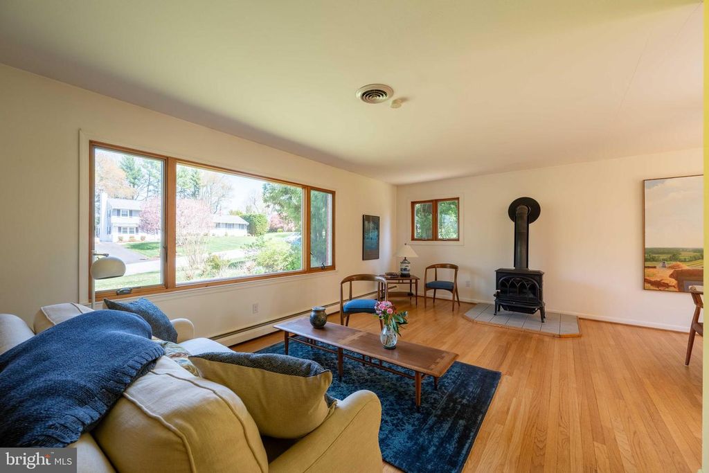 Image 9 of property listing at 9221 SPRING VALLEY RD, Ellicott City, MD 21043