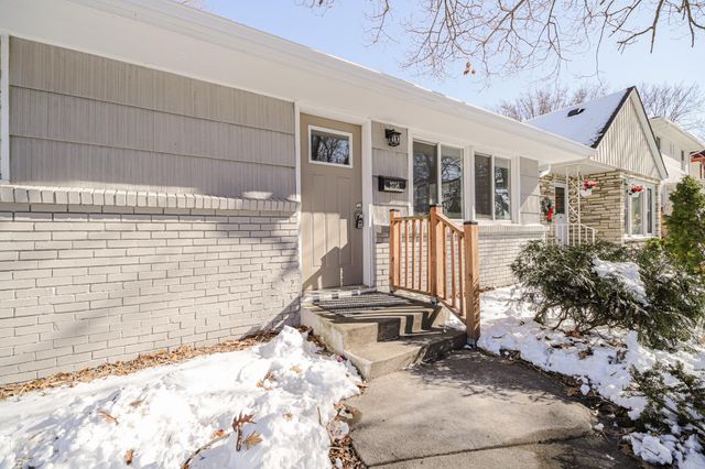 2758 Vincent Avenue N, Minneapolis, MN 55411