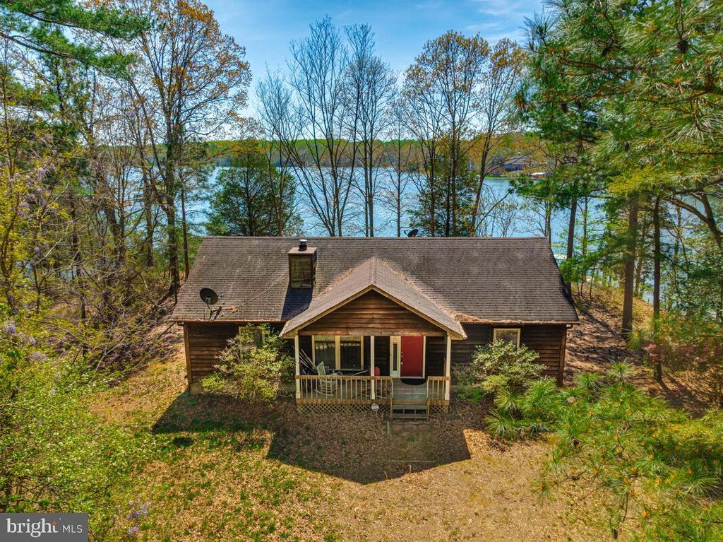 Image 10 of property listing at 1050 PLANTERS WHARF RD, Lusby, MD 20657