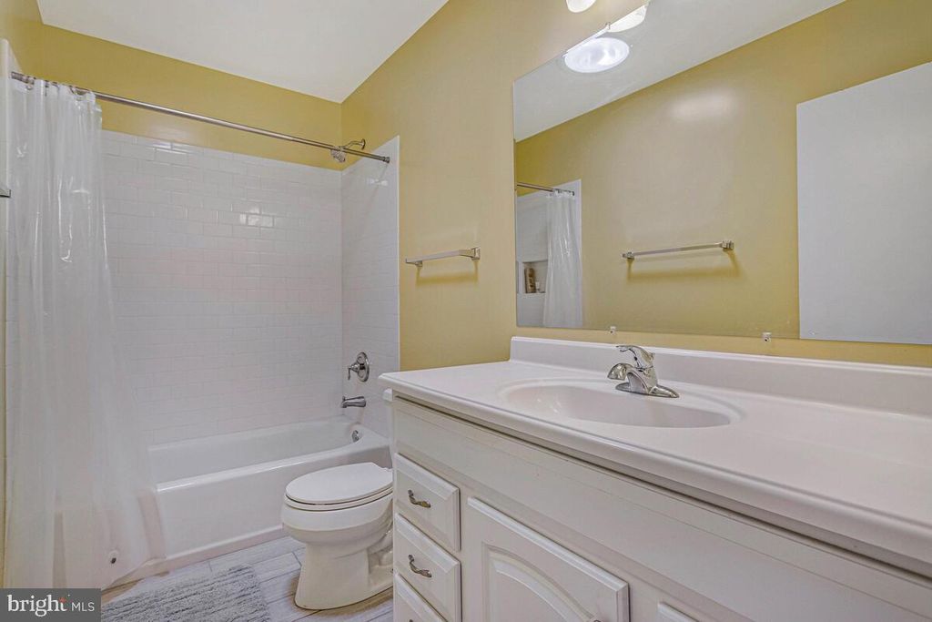 Image 27 of property listing at 1050 PLANTERS WHARF RD, Lusby, MD 20657