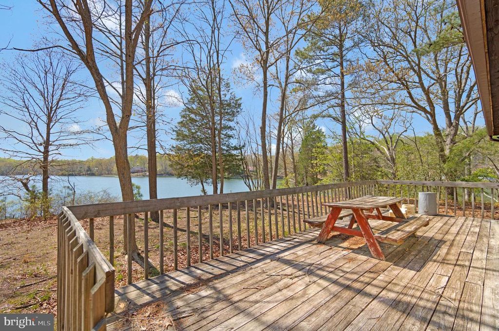 Image 8 of property listing at 1050 PLANTERS WHARF RD, Lusby, MD 20657