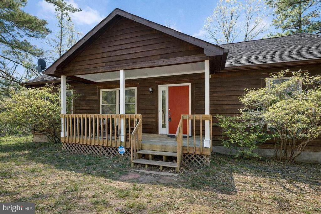 Image 9 of property listing at 1050 PLANTERS WHARF RD, Lusby, MD 20657