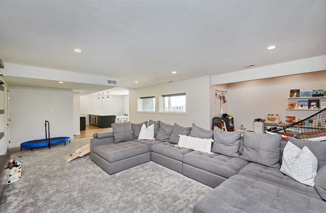 4722 152nd Street, Urbandale, IA 50323