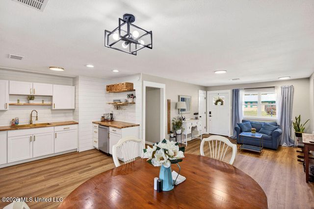 215 Maple Drive, Ocean Springs, MS 39564