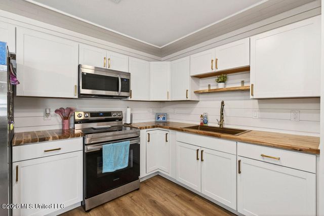 215 Maple Drive, Ocean Springs, MS 39564